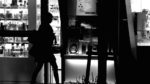 深夜の大阪の繁華街を歩くミニスカートの女子高生