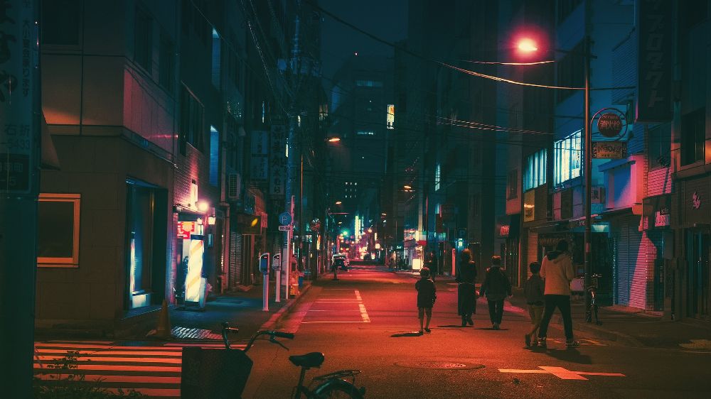 深夜の人気が少なくなった大阪市内の繁華街
