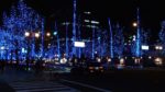 大阪市内を通る光の装飾がされたメインストリートの夜景